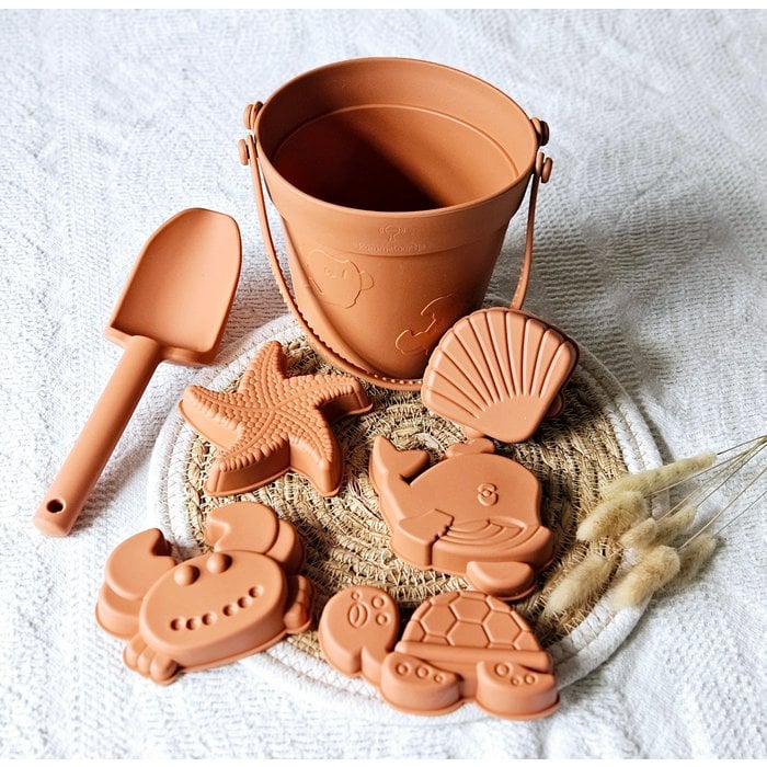 Seau en silicone avec moules (couleur rouille) - Babynouch