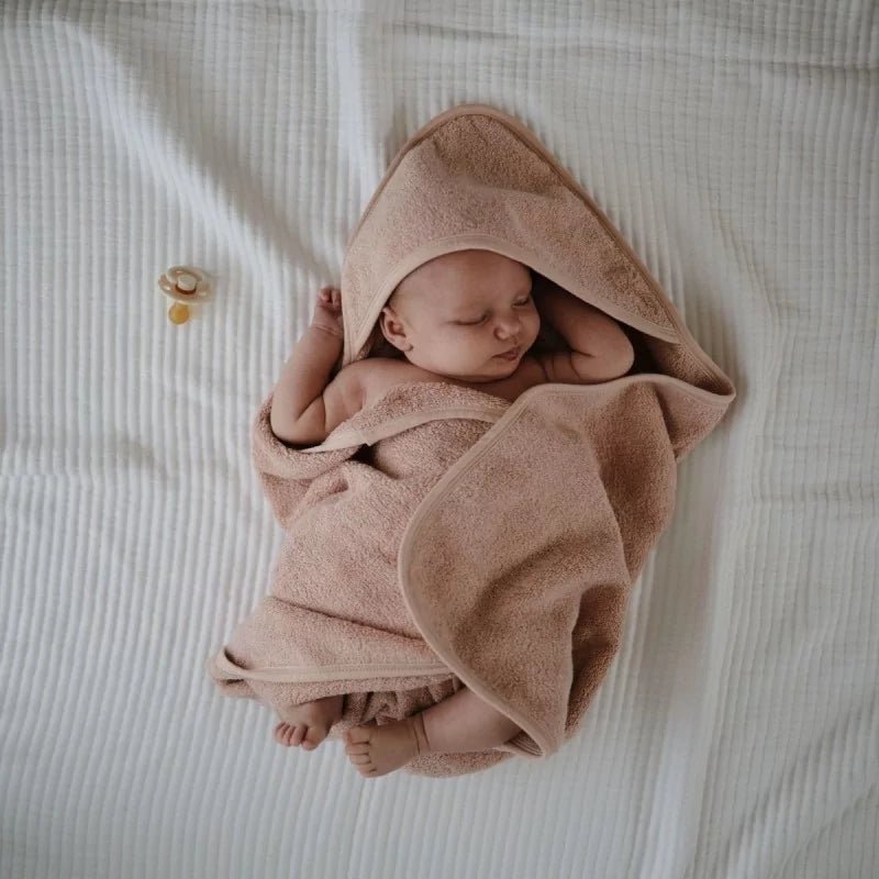 Serviette à capuche Mushie - couleur blush - Babynouch